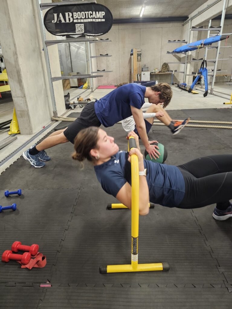Funktionelles Training im JAB Bootcamp Luzern – gezielte Korrektur und Stabilitätsübungen mit der JAB Methode für Kontrolle, Haltung und Kraft.